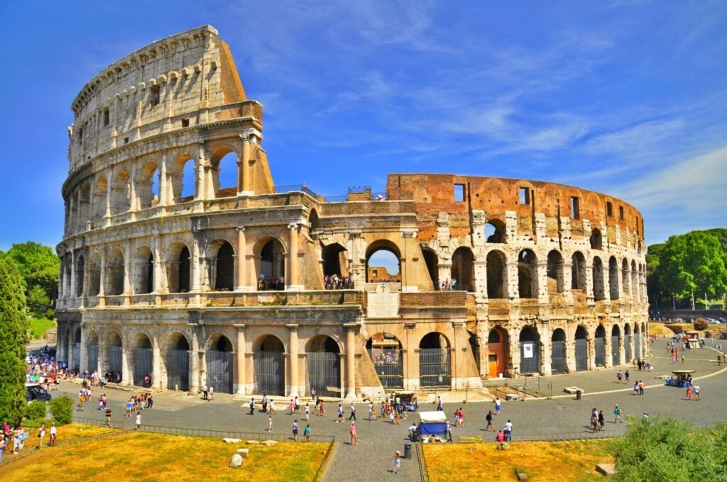 Critic Globus, se il Colosseo diventa un confessionale. 5.000 turisti e una telecamera