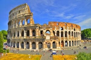 Mondadori e CoopCulture, il “Nazareno” del Colosseo. Gestiscono i ricchissimi servizi aggiuntivi della seconda area archeologica al mondo: ma allo Stato pagano solo briciole