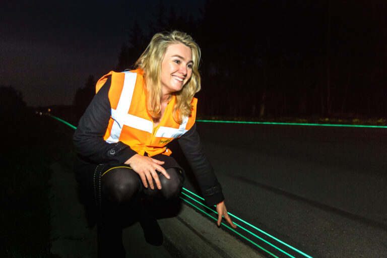 Daan Roosegaarde, Glowing Lines con il Ministro Melanie Schultz, Oss Brabant, 2013