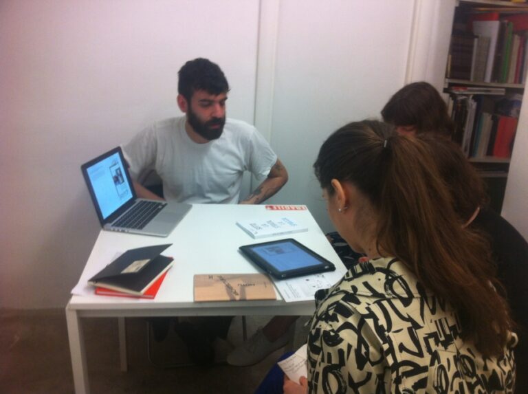 Durante lincontro con Tomaso De Luca alla galleria Monitor di Roma Foto Lorenzo Balbi Diario di una residenza. Da Roma a Napoli, nuova tappa del viaggio in Italia dei giovani curatori stranieri in residenza alla Fondazione Sandretto Re Rebaudengo di Torino