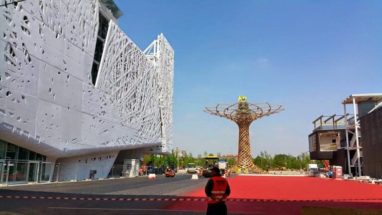 Expo Padiglione Italia 03 Sorpresa, il Padiglione Italia di Expo 2015 recupera il ritardo in extremis. Ultime prove tecniche anche per l'Albero della vita, prima della grande apertura di venerdì...