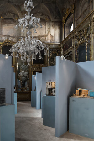 Salone Updates: l’”Estetica della miseria” nello sfarzo barocco di Palazzo Litta. Da Branzi a De Lucchi, Jasper Morrison, fratelli Campana, ecco le immagini