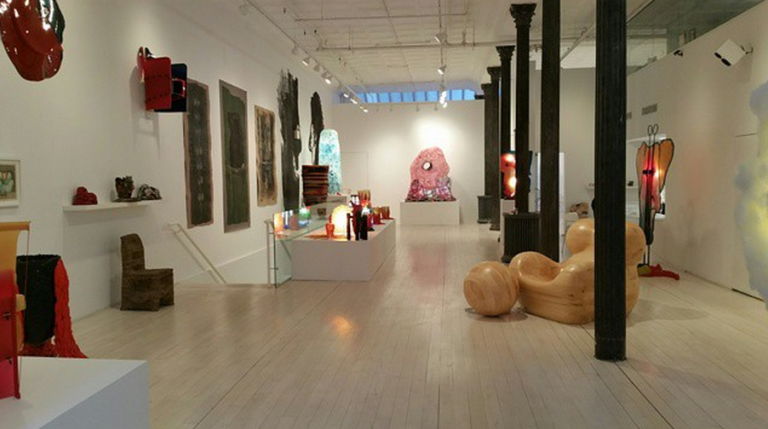 Gaetano Pesce Allouche Gallery New York 4 Italiani in trasferta. Immagini della personale/retrospettiva di Gaetano Pesce alla Allouche Gallery di New York: tanti classici, e l'immancabile pornostar in poltrona