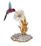 Gianmaria Buccellati, 2009. Creazione ornamentale raffigurante un Colibrì in tormalina multicolore con fiore margherita a petali in perle Biwa, foglie in oro e base con perle barocche