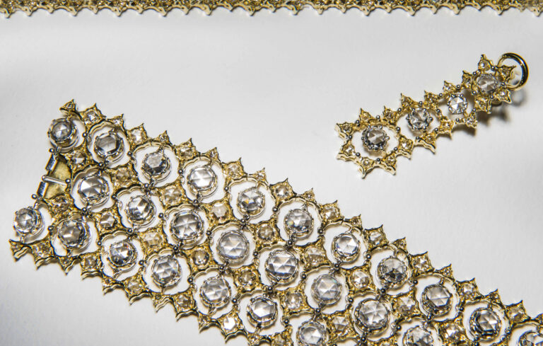 Gianmaria Buccellati, 2013. Parure Ghirlanda Collana, bracciale e orecchini in oro giallo, castoni in oro bianco e rose coronee