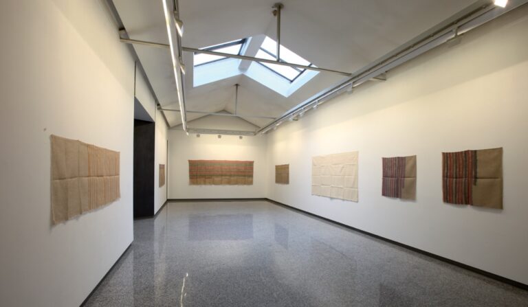 Giorgio Griffa – Silenzio, parla la pittura - veduta della mostra presso la Galleria Lorenzelli, Milano 2015