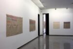 Giorgio Griffa – Silenzio, parla la pittura - veduta della mostra presso la Galleria Lorenzelli, Milano 2015