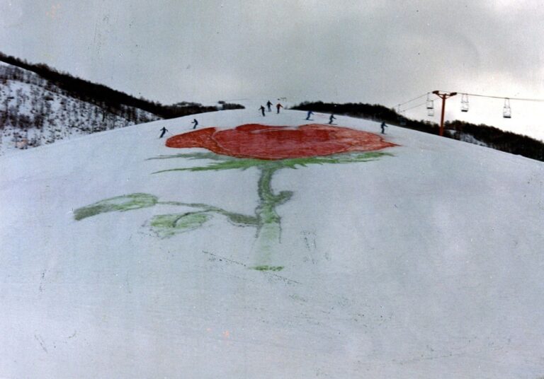 Gruppo AURA, Una rosa sulla neve, performance ambientale, 1° febbraio 1976, Campo Felice di Lucoli, foto Vincenzo Battista