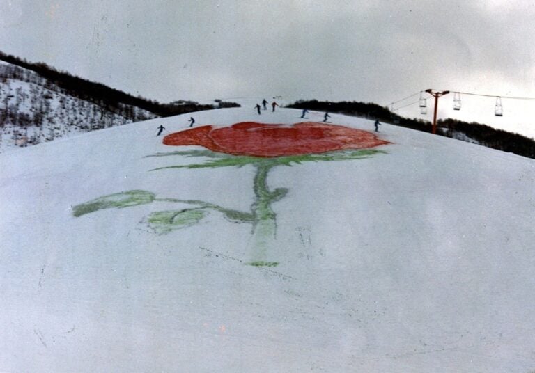 Gruppo AURA, Una rosa sulla neve, performance ambientale, 1° febbraio 1976, Campo Felice di Lucoli, foto Vincenzo Battista