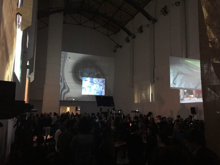 HPSCHD 1969 2015 veduta dellallestimento MAMbo Bologna Live Arts Week Gianni Peng VI 01 Immagini e video della prima serata di Live Arts Week, a Bologna. Al MAMbo aleggia lo spirito di John Cage e Lejaren Hiller...