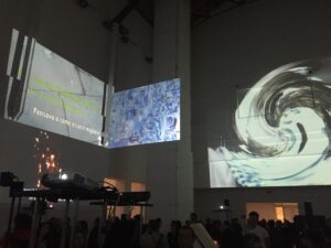 Immagini e video della prima serata di Live Arts Week, a Bologna. Al MAMbo aleggia lo spirito di John Cage e Lejaren Hiller…
