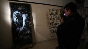 Sequestrato dalla polizia il graffito di Banksy venduto per soli 160 euro a Gaza. È guerra tra il vecchio proprietario e il compratore. E se ci fosse lo zampino di Hamas?