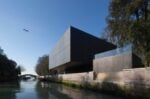 Il nuovo Padiglione Australiano di Denton Corker Mashall foto John Gollins Nasce un nuovo padiglione nei Giardini della Biennale. Ecco le immagini del Padiglione Australia che porta l'architettura contemporanea di Denton Corker Mashall in Laguna