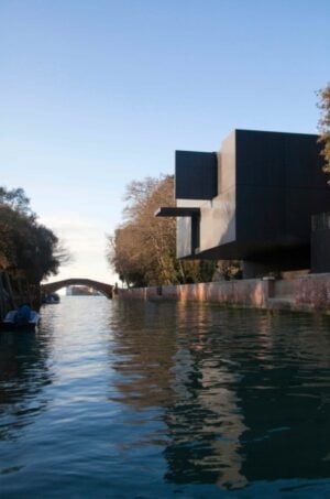 Nasce un nuovo padiglione nei Giardini della Biennale. Ecco le immagini del Padiglione Australia che porta l’architettura contemporanea di Denton Corker Mashall in Laguna