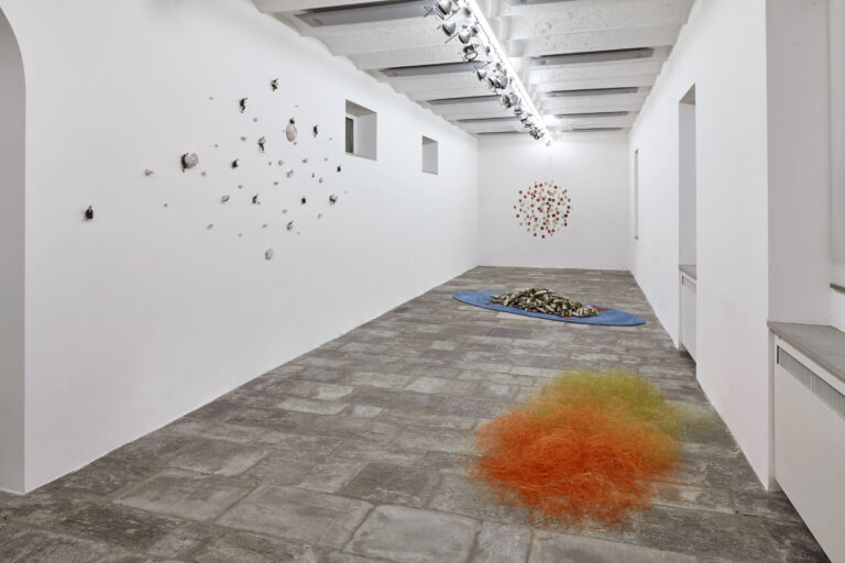 Il pane e le rose - veduta della mostra presso la Fondazione Pomodoro, Milano 2015