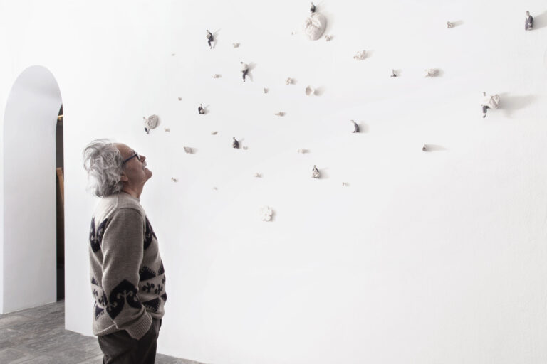 Il pane e le rose - veduta della mostra presso la Fondazione Pomodoro, Milano 2015 - allestimento dell'opera di Pino Deodato