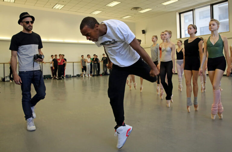 JR Les bosquets lartista e i ballerini durante le prove JR, dall’arte pubblica al balletto. Passando per il cinema. Les Bosquets arriva al Tribeca Film Fest