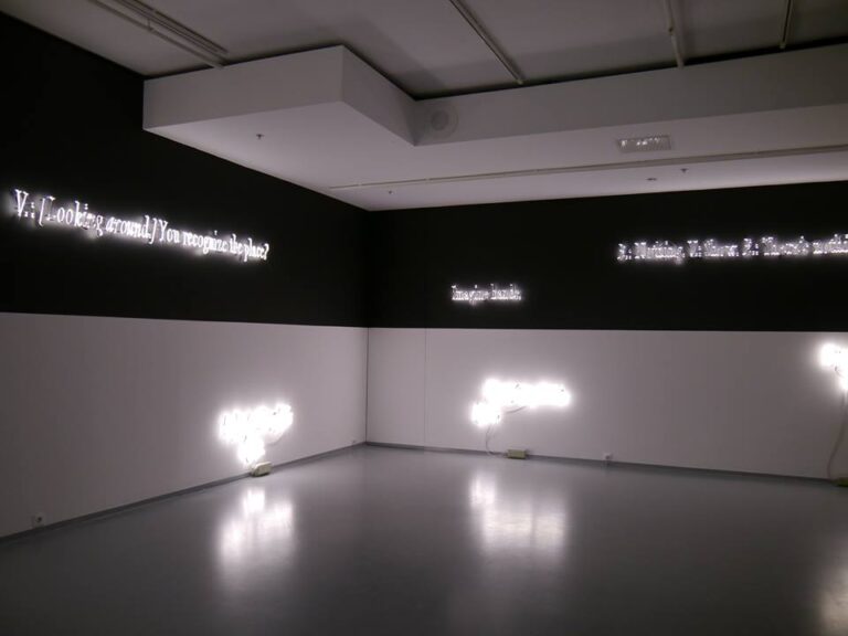 Joseph Kosuth Multimedia Art Museum Moscow 2015 2 Immagini e video della prima personale mai presentata in Russia da Joseph Kosuth. Titolo Amneziya, al Multimedia Art Museum di Mosca