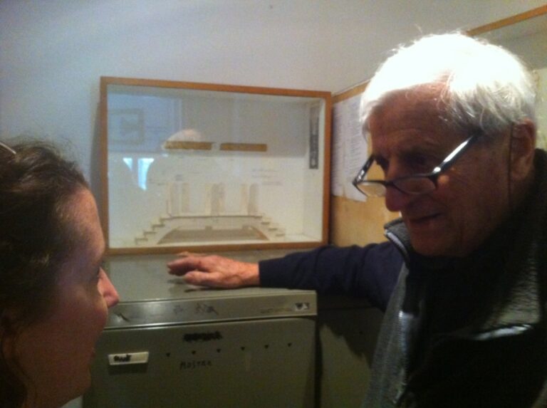 Kate Strain e Gianfranco Baruchello durante la studio visit con lartista Foto Lorenzo Balbi Diario di una residenza. Da Roma a Napoli, nuova tappa del viaggio in Italia dei giovani curatori stranieri in residenza alla Fondazione Sandretto Re Rebaudengo di Torino