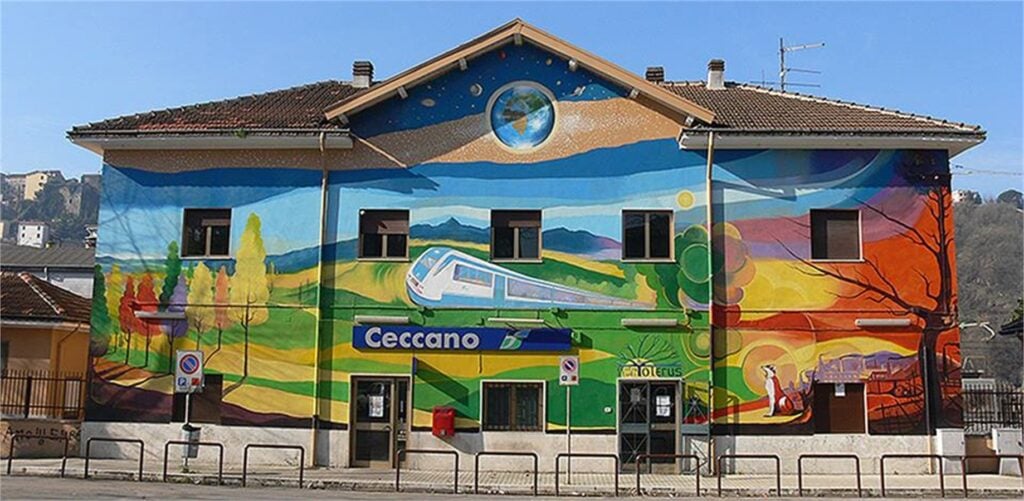 FS, viaggio tra le stazioni fantasma riqualificate. Dalla casa di Quasimodo al tour operator antimafia, passando per l’eco-museo: lavoro, cultura, valorizzazione territoriale
