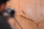 Laggressione dellIsis al sito iracheno di Hatra still da video 6 Picconate e colpi di Kalashnikov contro statue e fregi. Immagini e video dell'aggressione dell'Isis al sito iracheno di Hatra