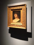 Leonardo 1452-1519 - veduta della mostra presso Palazzo Reale, Milano 2015 - Giovanni Bellini (attr.), Poeta laureato