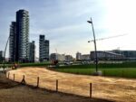 Lintervento di land art di Agnes Denes a Porta Nuova 10 Milano Updates: un campo di grano tra i grattacieli del centro. Ecco in anteprima le immagini del grande intervento di land art di Agnes Denes a Porta Nuova