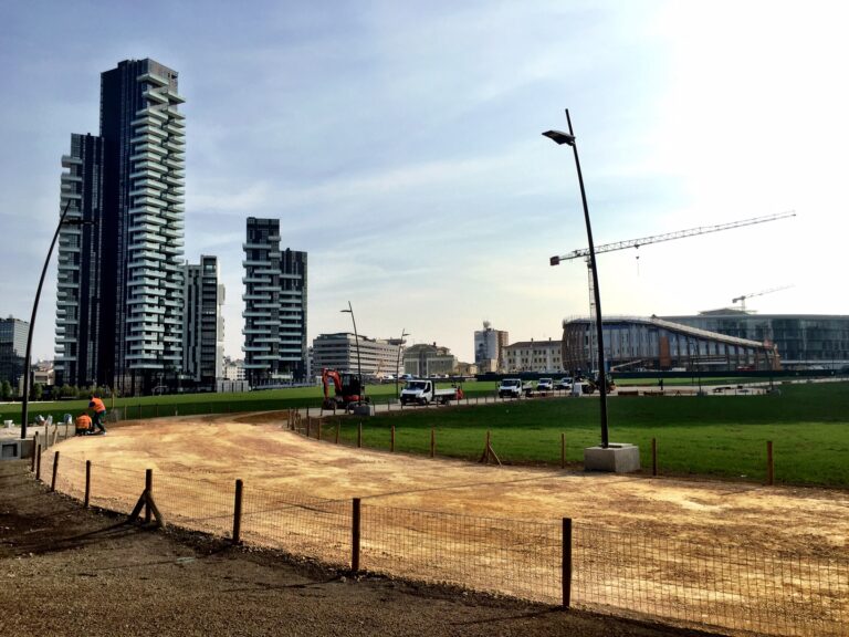 Lintervento di land art di Agnes Denes a Porta Nuova 10 Milano Updates: un campo di grano tra i grattacieli del centro. Ecco in anteprima le immagini del grande intervento di land art di Agnes Denes a Porta Nuova