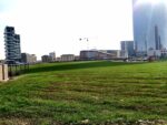 Lintervento di land art di Agnes Denes a Porta Nuova 3 Milano Updates: un campo di grano tra i grattacieli del centro. Ecco in anteprima le immagini del grande intervento di land art di Agnes Denes a Porta Nuova