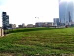 Lintervento di land art di Agnes Denes a Porta Nuova 3 Milano Updates: un campo di grano tra i grattacieli del centro. Ecco in anteprima le immagini del grande intervento di land art di Agnes Denes a Porta Nuova