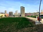 Lintervento di land art di Agnes Denes a Porta Nuova 4 Milano Updates: un campo di grano tra i grattacieli del centro. Ecco in anteprima le immagini del grande intervento di land art di Agnes Denes a Porta Nuova