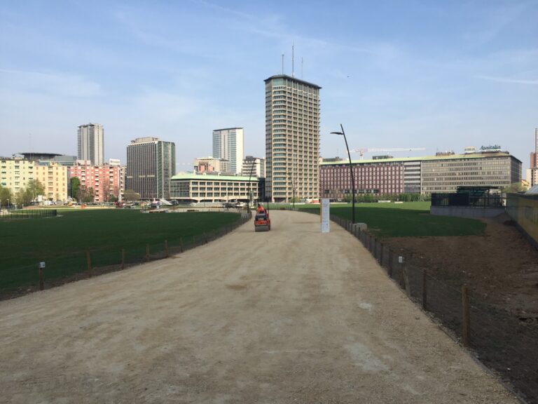 Lintervento di land art di Agnes Denes a Porta Nuova 5 Milano Updates: un campo di grano tra i grattacieli del centro. Ecco in anteprima le immagini del grande intervento di land art di Agnes Denes a Porta Nuova