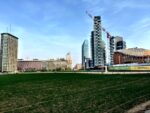 Lintervento di land art di Agnes Denes a Porta Nuova 6 Milano Updates: un campo di grano tra i grattacieli del centro. Ecco in anteprima le immagini del grande intervento di land art di Agnes Denes a Porta Nuova