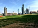 Lintervento di land art di Agnes Denes a Porta Nuova 7 Milano Updates: un campo di grano tra i grattacieli del centro. Ecco in anteprima le immagini del grande intervento di land art di Agnes Denes a Porta Nuova