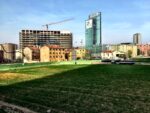 Lintervento di land art di Agnes Denes a Porta Nuova 8 Milano Updates: un campo di grano tra i grattacieli del centro. Ecco in anteprima le immagini del grande intervento di land art di Agnes Denes a Porta Nuova