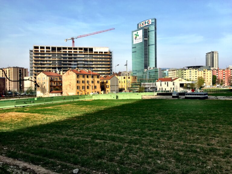 Lintervento di land art di Agnes Denes a Porta Nuova 8 Milano Updates: un campo di grano tra i grattacieli del centro. Ecco in anteprima le immagini del grande intervento di land art di Agnes Denes a Porta Nuova