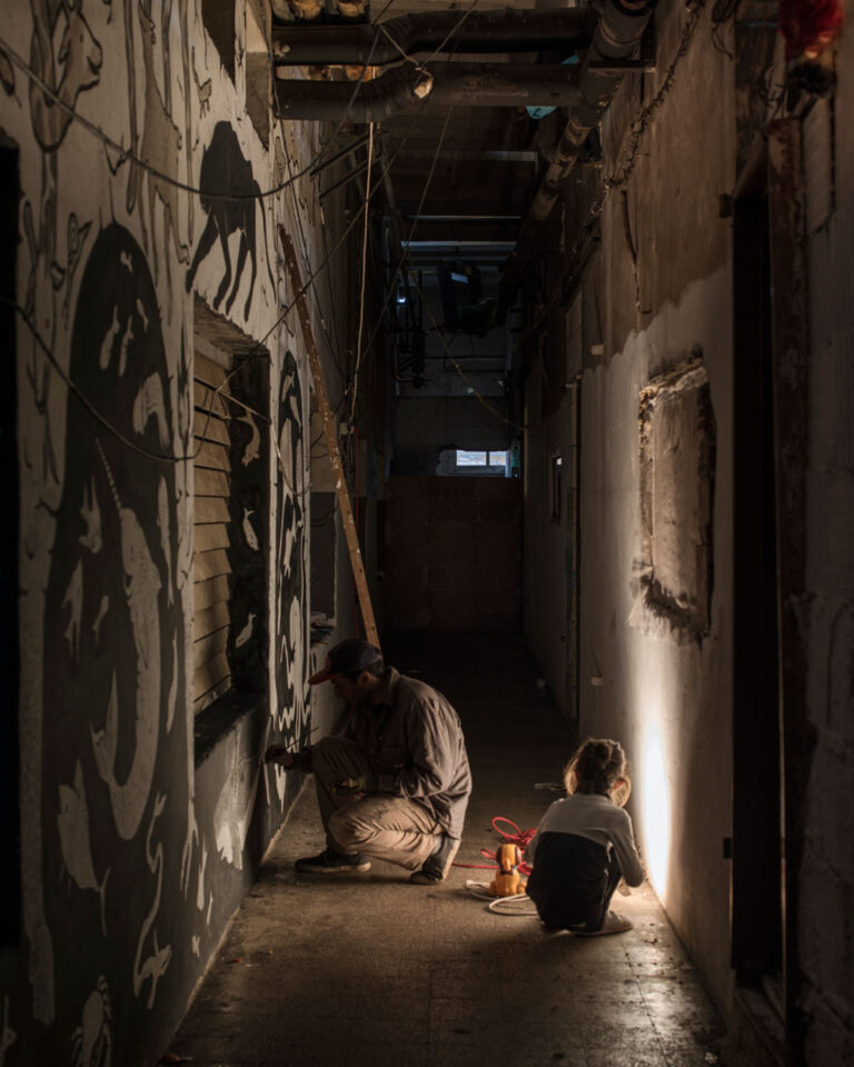 MAAM - Corridoio dei rom. Andrè Guerrilla (Spam) a lavoro sul nuovo murales, finito a gennaio 2015, la Torre di Babele realizzata, in compagnia di una bimba - photo Giuliano Ottaviani