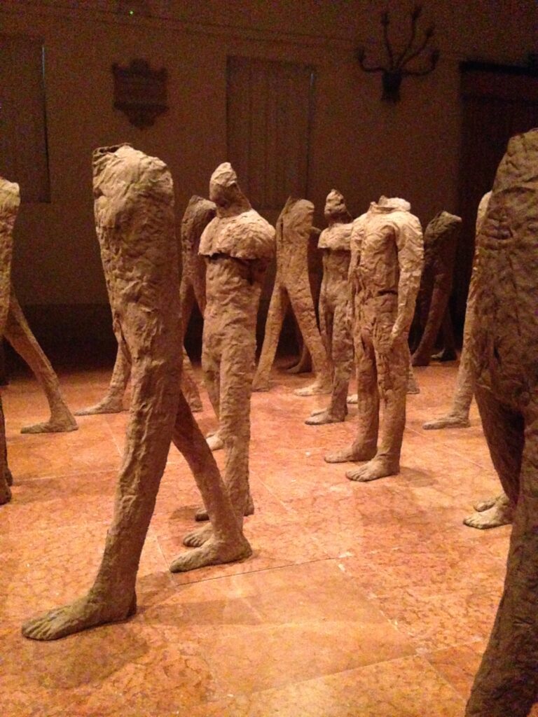 Magdalena Abakanowicz Isola di San Giorgio Venezia 2 Immagini in anteprima della grande installazione che riporta a Venezia Magdalena Abakanowicz. Una tragica e umana coreografia, da vedere sull'Isola di San Giorgio