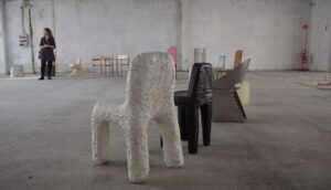 Salone Updates: il museo delle sedie di Max Lamb. Ecco le immagini dello spettacolare allestimento al Garage Sanremo, nel 5vie district