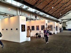 Brussels Updates: tante foto dalla collatere Off Course con tante gallerie italiane e un focus sulle accademie di belle arti. E anche qui il prossimo anno si cambia sede