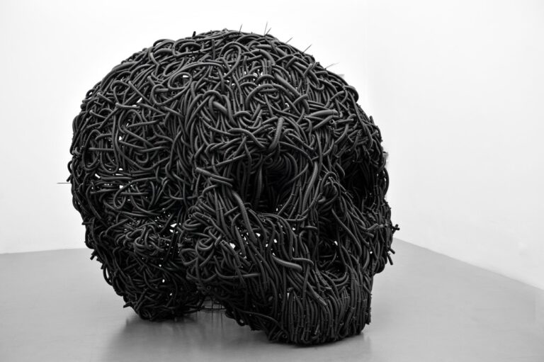 Paolo Grassino, Ciò che resta, 2013, tubo corrugato in forassite e ferro