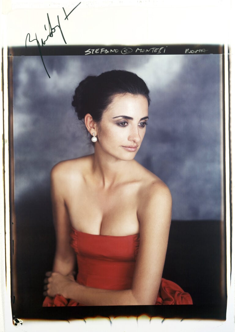 Penelope Cruz Polaroid fuori formato nelle Cattedrali Sotterranee dell’azienda vinicola Coppo, ad Asti. I volti di star internazionali, in un sito UNESCO