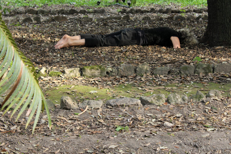 Regina Josè Galindo Raíces 2015 Palermo Orto botanico foto Giovanni Gaggia 15 Regina José Galindo, una performance per Palermo. Riflessioni sulle razze e le radici, tra il corpo ed il paesaggio. Le immagini di Giovanni Gaggia