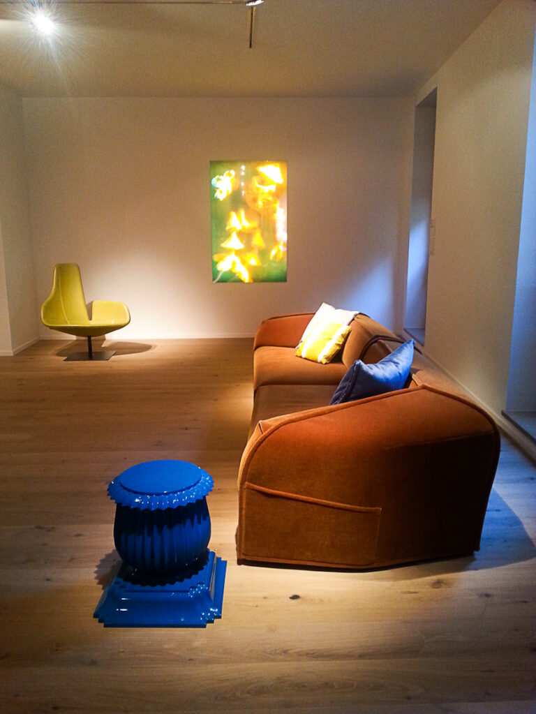 Showroom Moroso Milano 2 Salone Updates: tra arte contemporanea e design nello showroom Moroso. Complementi d’arredo firmati Jörg Shellmann con le opere di dieci artisti, da Daniel Buren a Cindy Sherman