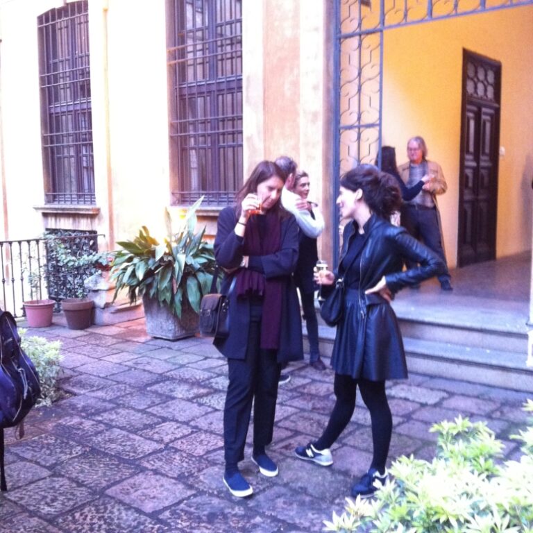 Simona Malvezzi e Matilde Cassani Joseph Grima racconta a Milano la nuova Biennale dell'Architettura di Chicago. Ecco chiccera al cocktail nella splendida scenografia di Palazzo Clerici