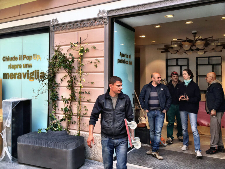 Allestimento in corso per il Taschen Store di via Meravigli a Milano