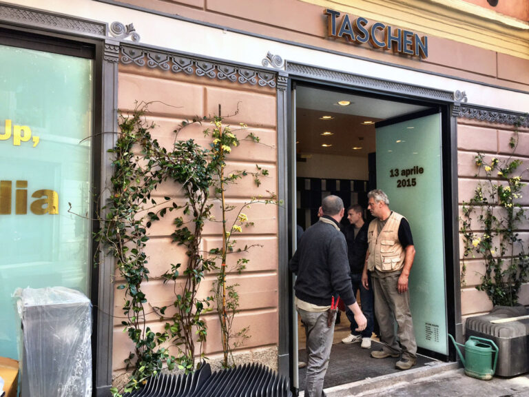 Allestimento in corso per il Taschen Store di via Meravigli a Milano