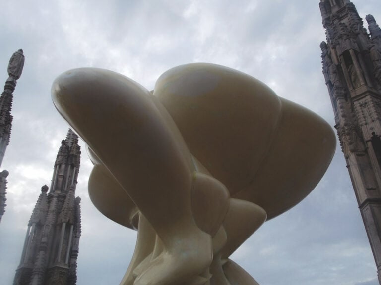 Tony Cragg, Split Figure, 2014, fibra di vetro. Terrazze del Duomo di Milano, 16 aprile 2015