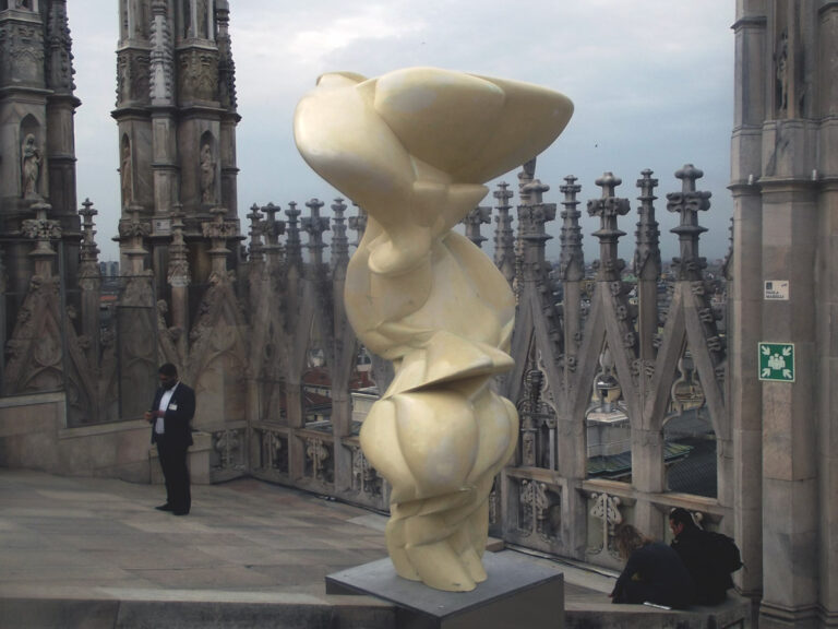 Tony Cragg, Split Figure, 2014, fibra di vetro. Terrazze del Duomo di Milano, 16 aprile 2015