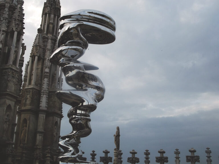 Tony Cragg, Elliptical Column, 2009, acciaio inossidabile. Terrazze del Duomo di Milano, 16 aprile 2015
